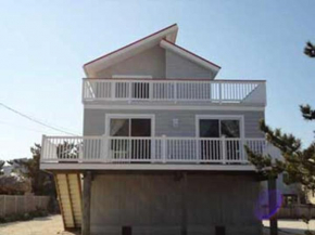 Raised Ranch Style House With 4 Bedrooms 2 Full Baths